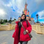 Mariana Ávila Instagram - Instagram no recomienda a nadie pero aquí sigo como loca en relación toxica tratando de rescatar esta red social. Una vez más en Disney porque me gustó y ya pues. 🤷🏻‍♀️ Disneyland Paris