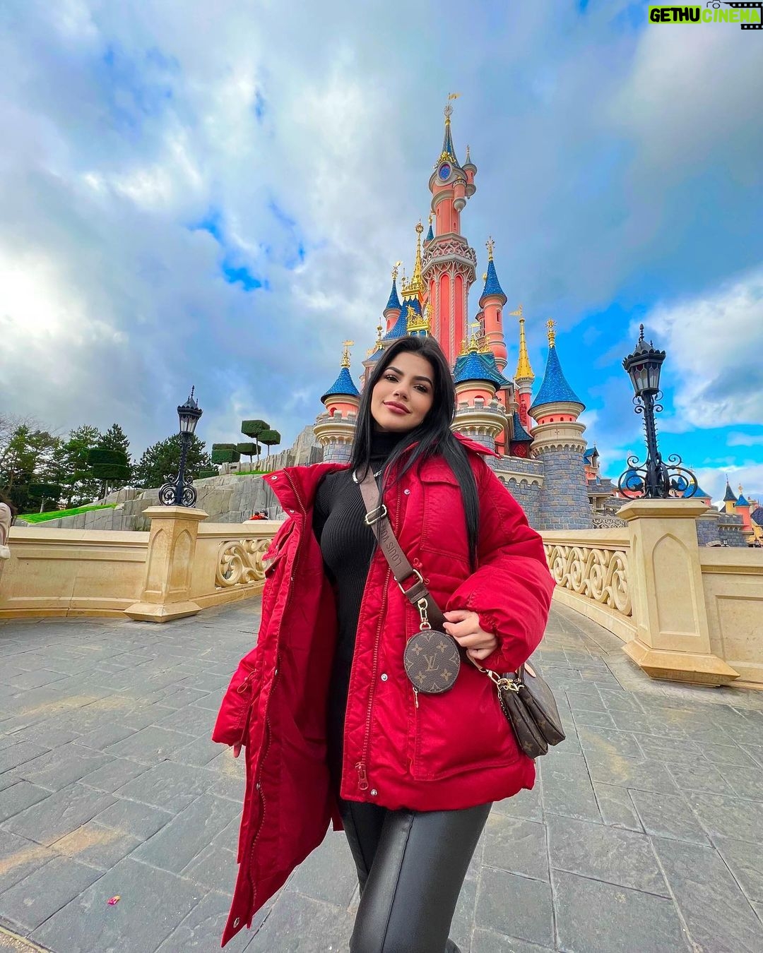 Mariana Ávila Instagram - Instagram no recomienda a nadie pero aquí sigo como loca en relación toxica tratando de rescatar esta red social. Una vez más en Disney porque me gustó y ya pues. 🤷🏻♀️ Disneyland Paris