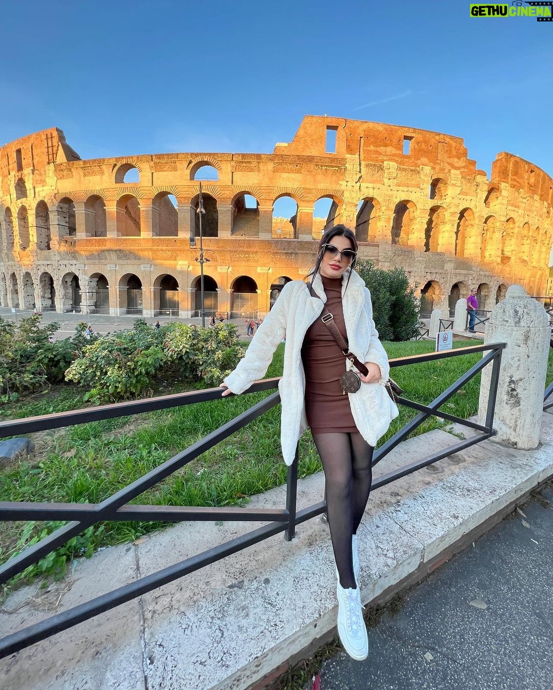 Mariana Ávila Instagram - AMOR/ROMA 🧡 Pa ustedes es bien temprano, pa mi ya está casi anocheciendo 🥲 El Coliseo, Roma, Italia