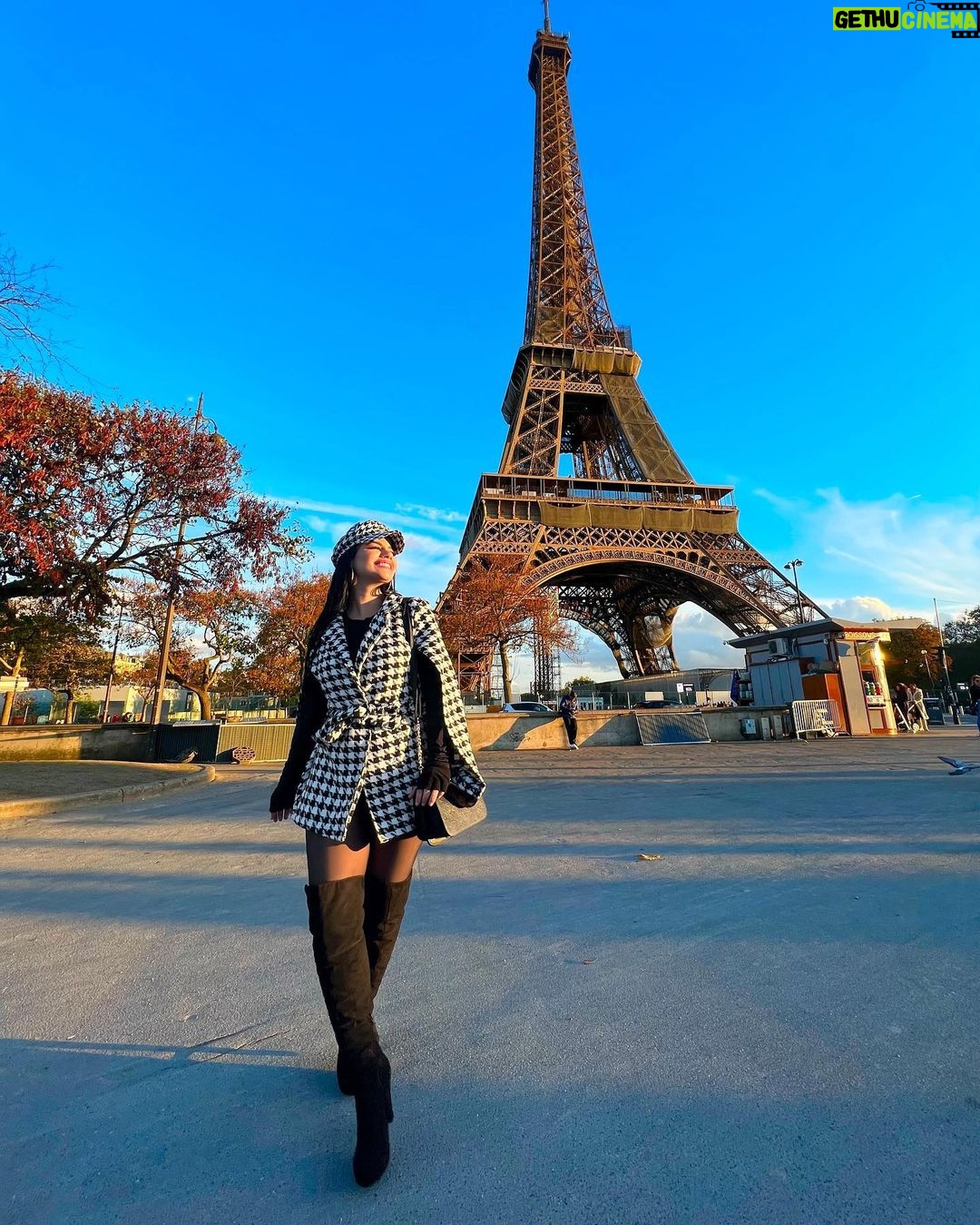Mariana Ávila Instagram - I LOVE PARIS Torre Eiffel, París.
