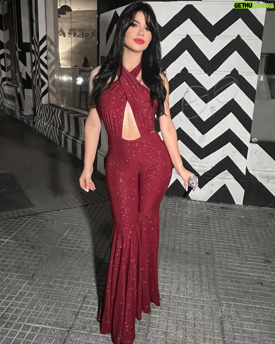 Mariana Ávila - 163.6K Likes - Te amo Selena, el traje que toda mi vida había querido lucir❤️✨
(puse hasta la curita en el dedo)