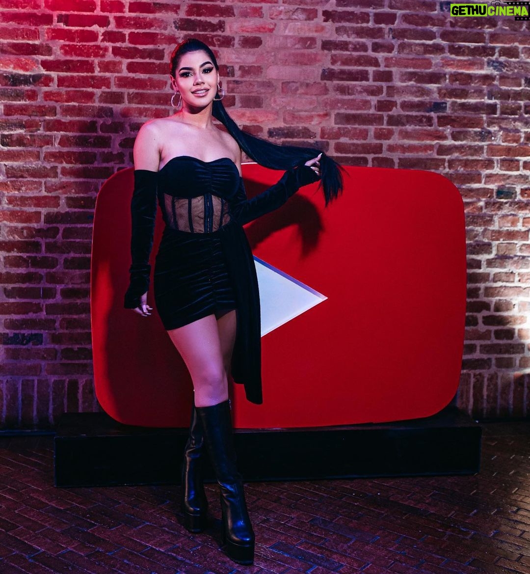 Mariana Ávila Instagram - Somos los greyes de YouTube ya tú lo sabes! 💁🏻♀️😍 #brandcast de YouTube donde nos invitaron a contar nuestra historia como caso de éxito internacional 😱 juntos somos increíbles, los amo chicos @medicenyolo @nandoweee @pandaaventurero pero no se lo crean mucho 🙄✨✨✨✨