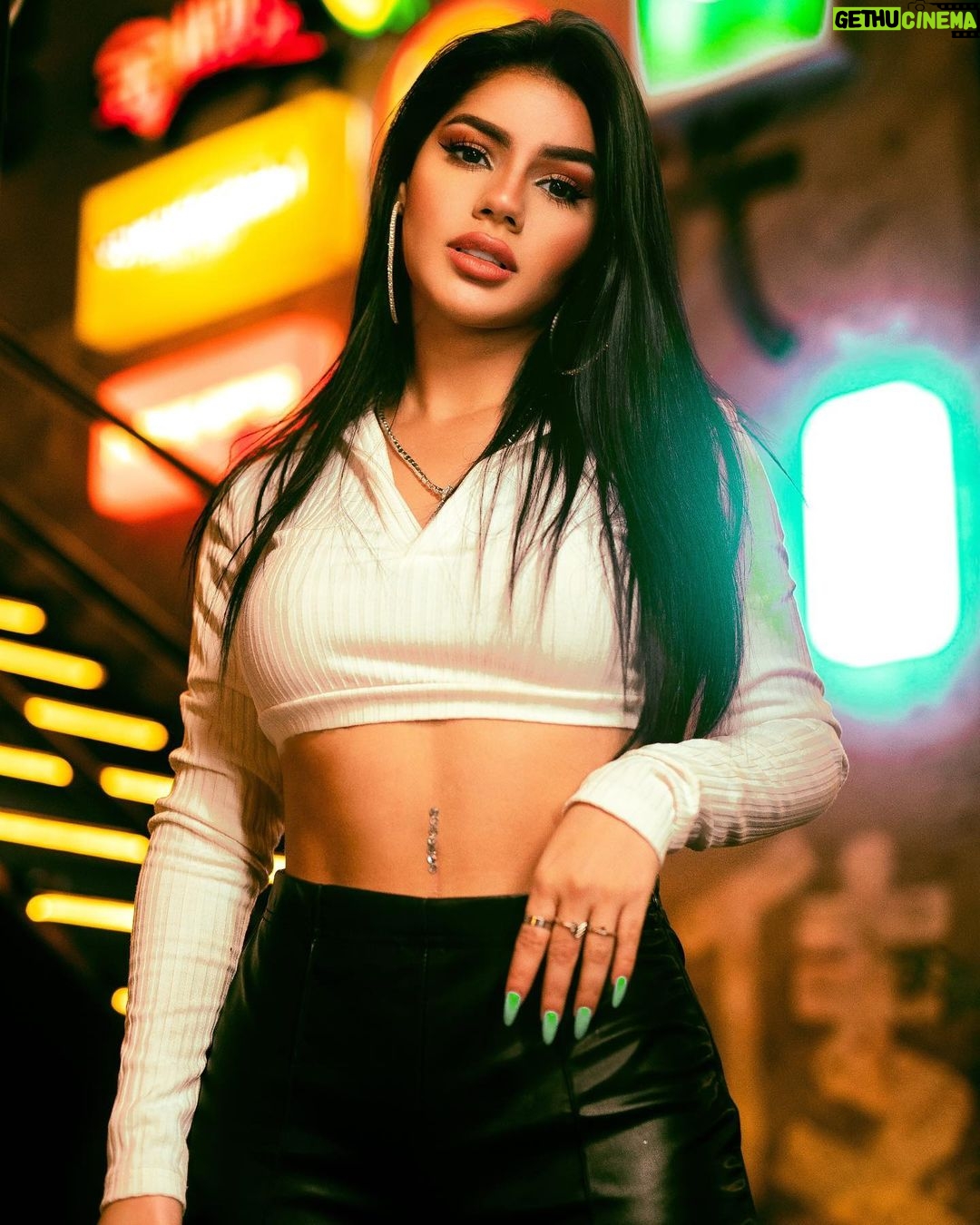Mariana Ávila Instagram - Soy tu lucecita que alumbra en la oscuridad? Medellín, Colombia