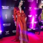 Mariana Ávila Instagram - Alfombra roja de los #peoplechoiceawards ✨✨ @eonlinelatino @peopleschoice