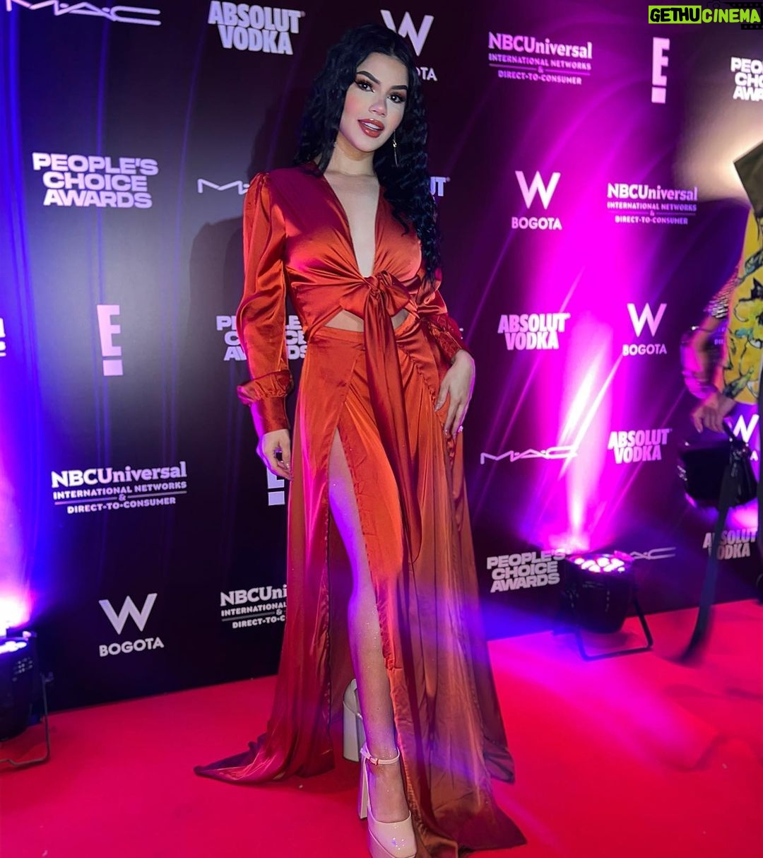 Mariana Ávila - 166.8K Likes - Alfombra roja de los #peoplechoiceawards ✨✨ @eonlinelatino @peopleschoice