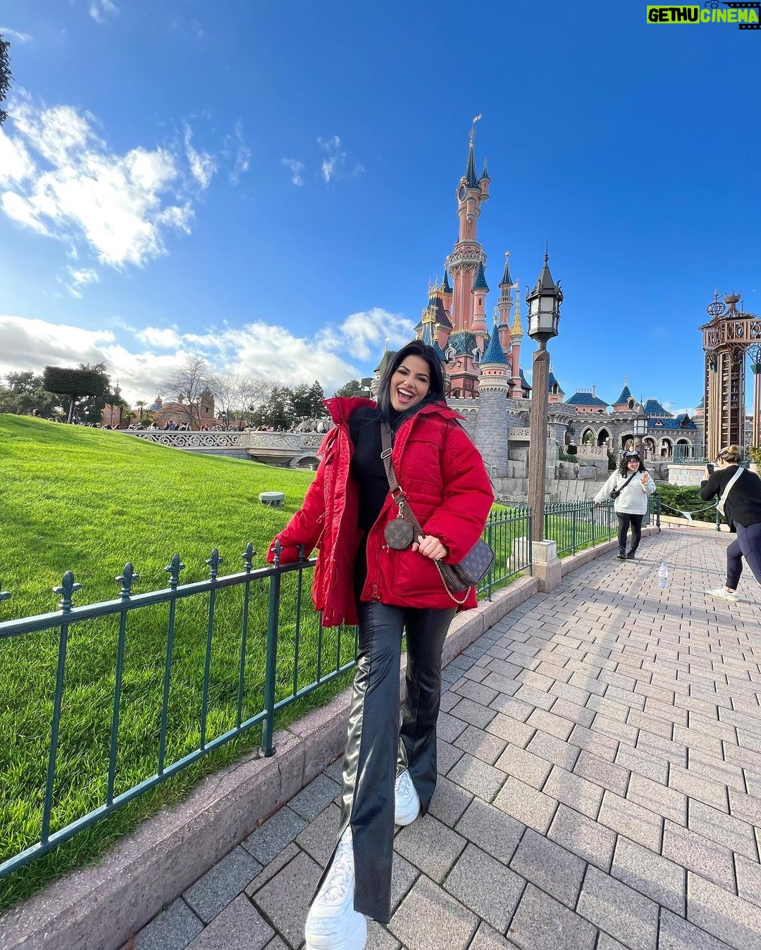 Mariana Ávila Instagram - Instagram no recomienda a nadie pero aquí sigo como loca en relación toxica tratando de rescatar esta red social. Una vez más en Disney porque me gustó y ya pues. 🤷🏻♀️ Disneyland Paris