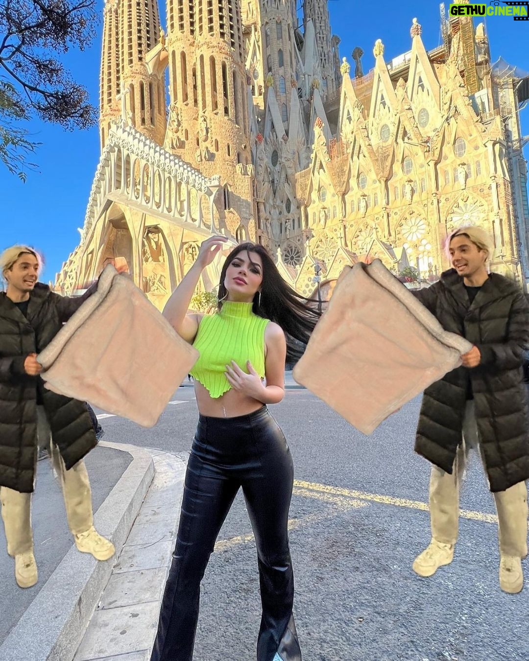 Mariana Ávila Instagram - Pedí el favor en twitter que me ayudaran a quitar la gente del fondo. Este fue el resultado: La Sagrada Familia Barcelona.