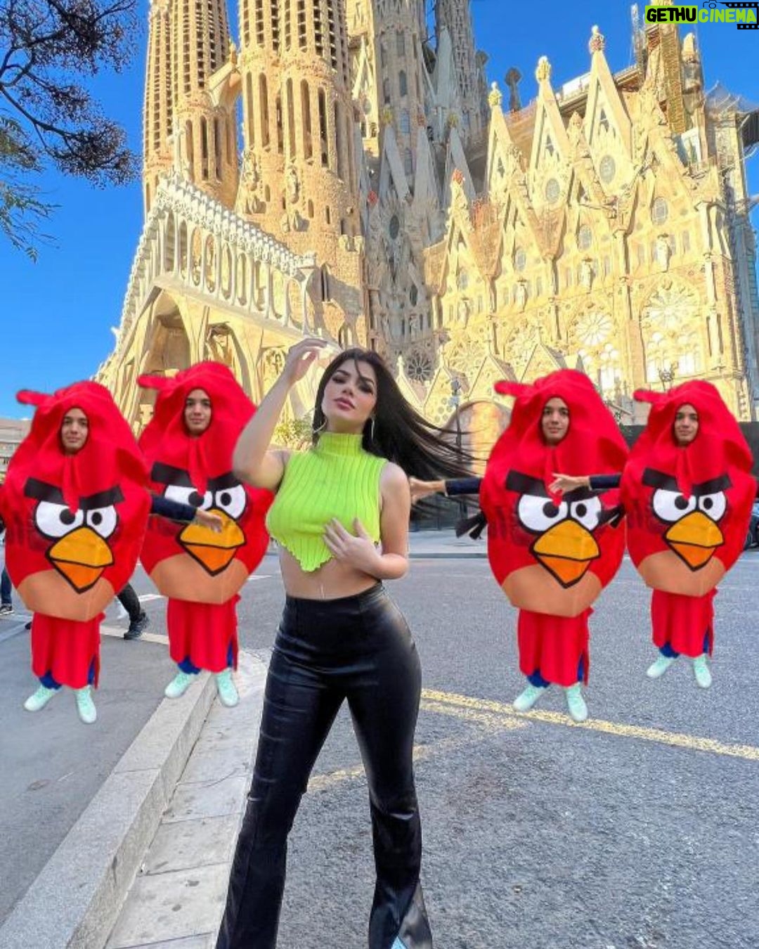 Mariana Ávila Instagram - Pedí el favor en twitter que me ayudaran a quitar la gente del fondo. Este fue el resultado: La Sagrada Familia Barcelona.