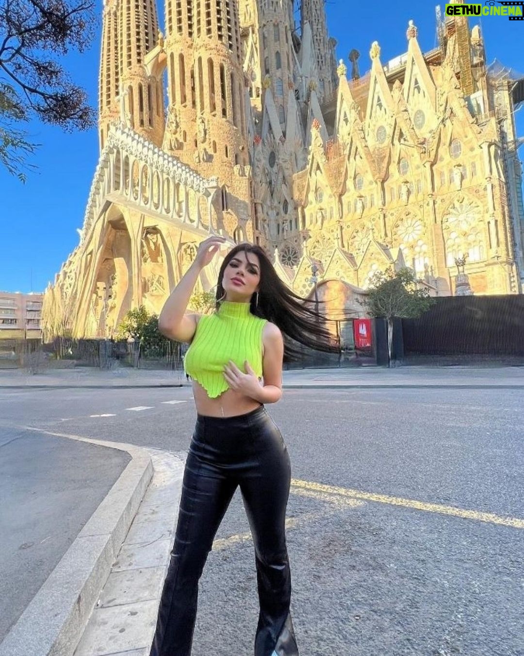 Mariana Ávila Instagram - Pedí el favor en twitter que me ayudaran a quitar la gente del fondo. Este fue el resultado: La Sagrada Familia Barcelona.