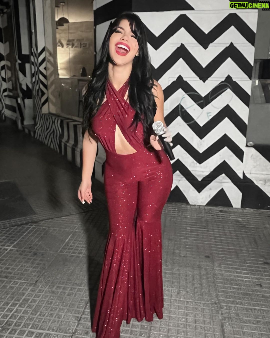 Mariana Ávila - 163.6K Likes - Te amo Selena, el traje que toda mi vida había querido lucir❤️✨
(puse hasta la curita en el dedo)