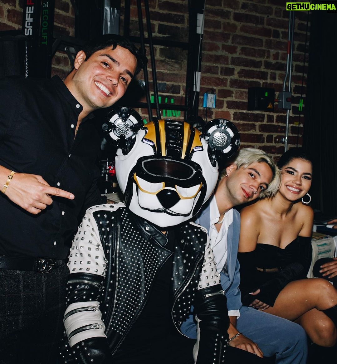 Mariana Ávila Instagram - Somos los greyes de YouTube ya tú lo sabes! 💁🏻♀️😍 #brandcast de YouTube donde nos invitaron a contar nuestra historia como caso de éxito internacional 😱 juntos somos increíbles, los amo chicos @medicenyolo @nandoweee @pandaaventurero pero no se lo crean mucho 🙄✨✨✨✨