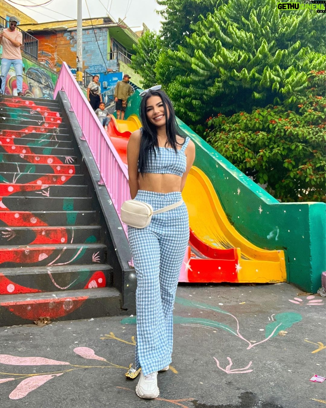 Mariana Ávila Instagram - Hoy conocí la comuna 13 de Medellín ❤️