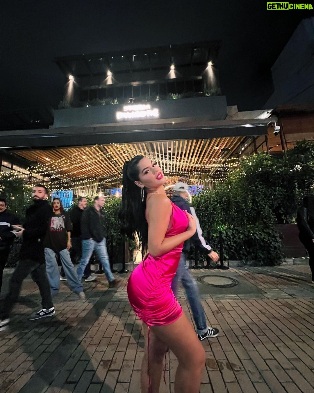 Mariana Ávila Instagram - La chica de fucsia.