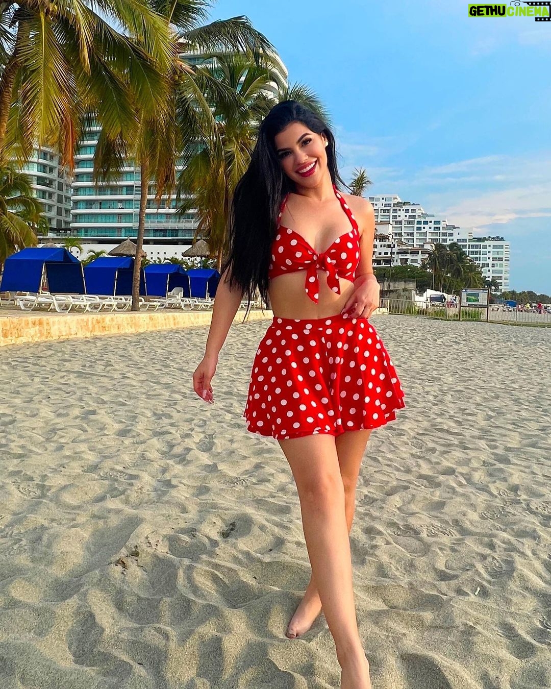 Mariana Ávila Instagram - Me encanta mi conjunto rojo de pepas ❤️ Santa Marta, Colombia