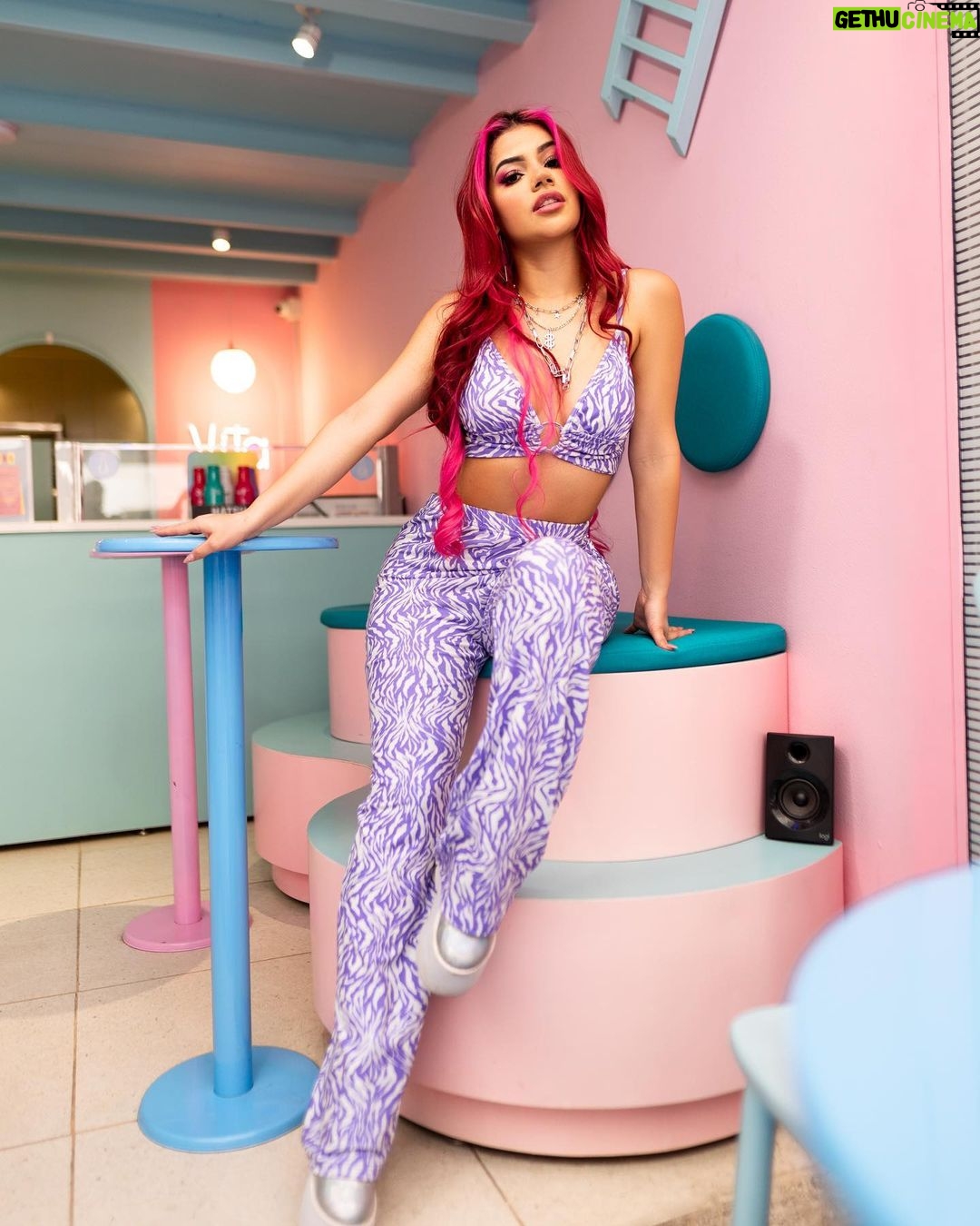Mariana Ávila Instagram - Tengo unas fotitos que me tome aún con el cabello así y quiero que las vean 💕 📸: @jpg_photographer I ♥ Bogotá