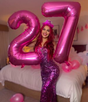 Mariana Ávila Instagram - Cómo es que estoy cumpliendo 27 si yo tengo 19? No entiendo. 🤦🏻‍♀️ jajajajaj gracias por toooooodo su amor!!!!! 😍😍😍😍😍😍😍 y tenemos nuevo video en el canal!