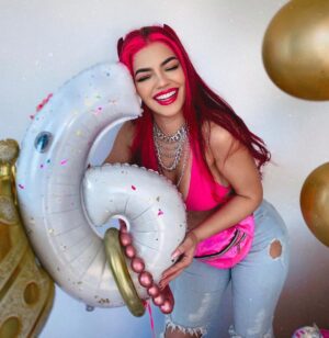 Mariana Ávila Instagram - ¡6 MILLONES EN YOUTUBE! Los amo mucho, gracias por cada abrazo que me dan cuando los veo, por cada mensaje, cada edit, cada meme, cada recopilación de videos, cada dibujo… ustedes son los mejores del mundo! Ojalá este sea el comienzo de muchas cosas hermosas que viviremos juntos. 6M DE SONRISAS! 😍💕