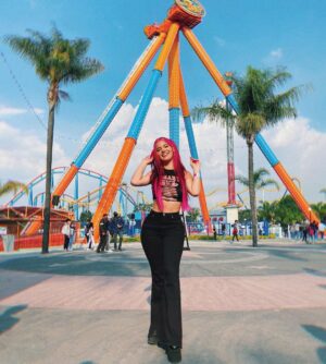 Mariana Ávila Instagram - Me encantó pasar un día de amigos espectacular montándonos en las atracciones de Six Flag!!! Me lo habían recomendado mucho y me encantó 😭😭😭😭 quiero venir mil veces más 😭😭😍😍😍 @sixflagsmexico