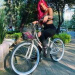 Mariana Ávila Instagram - Un día en bici por México ♥️ y ustedes me regalaron la revista tú que somos portada😻🤩 Mexico City, Mexico