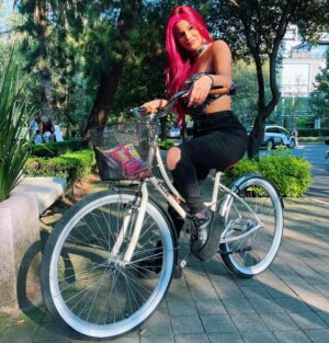 Mariana Ávila Instagram - Un día en bici por México ♥️ y ustedes me regalaron la revista tú que somos portada😻🤩