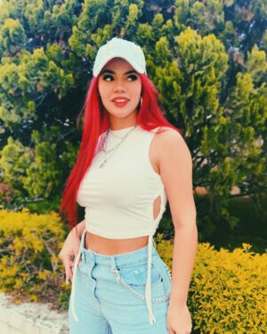 Mariana Ávila Instagram - La foto no me gusta tanto, pero saben qué sí me gusta? Las gorras 🧢
