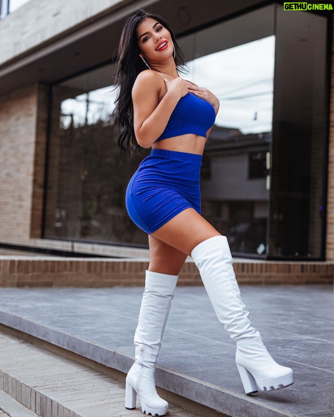 Mariana Ávila Instagram - 13 MILLONES EN TIKTOK!!! Y estaba esperando estos 13 en tiktok para hacer esta foto con nuestro 13 de Yolo Aventuras también! 🥺💙 gracias gracias por tanto cariño 😍