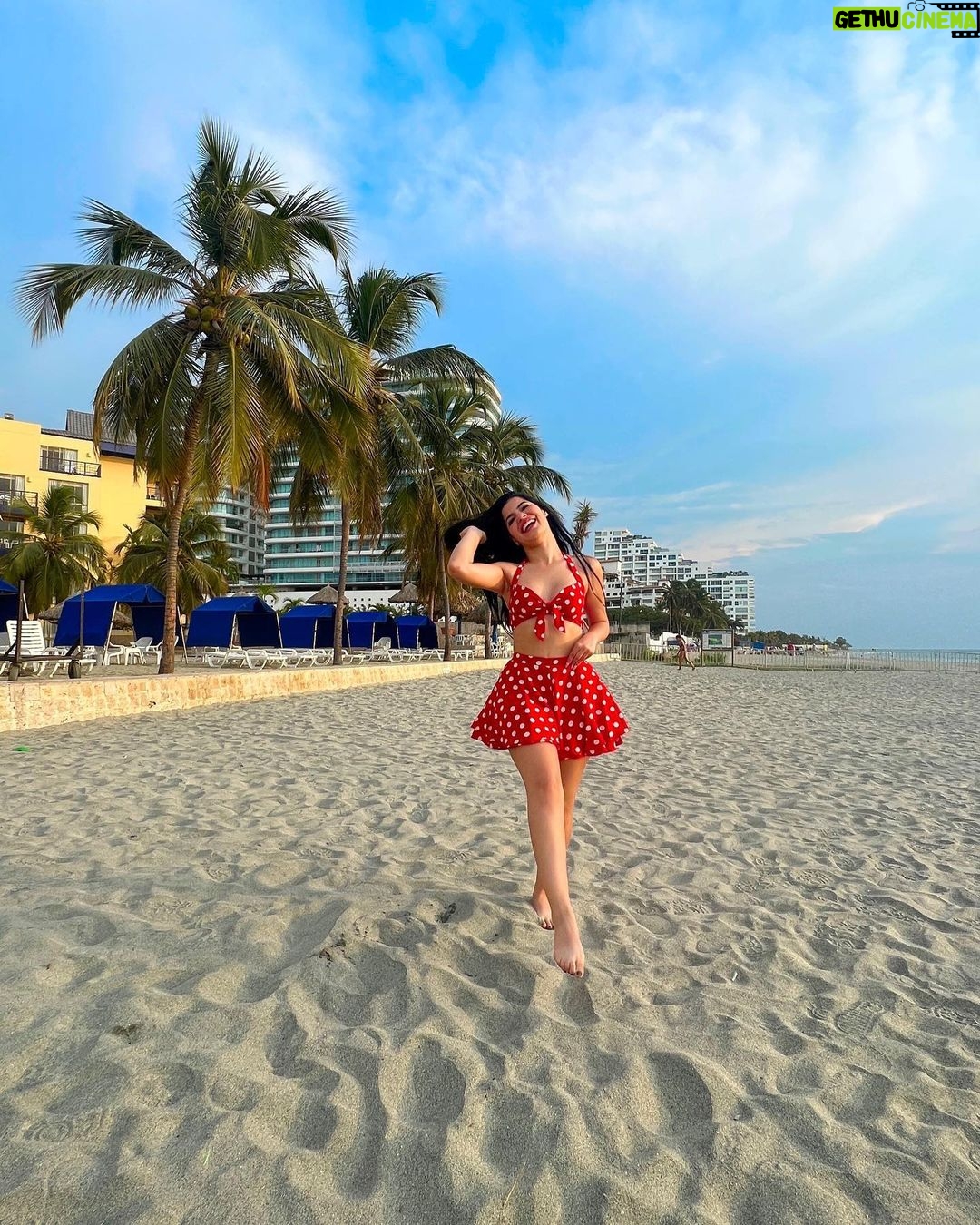 Mariana Ávila Instagram - Me encanta mi conjunto rojo de pepas ❤️ Santa Marta, Colombia