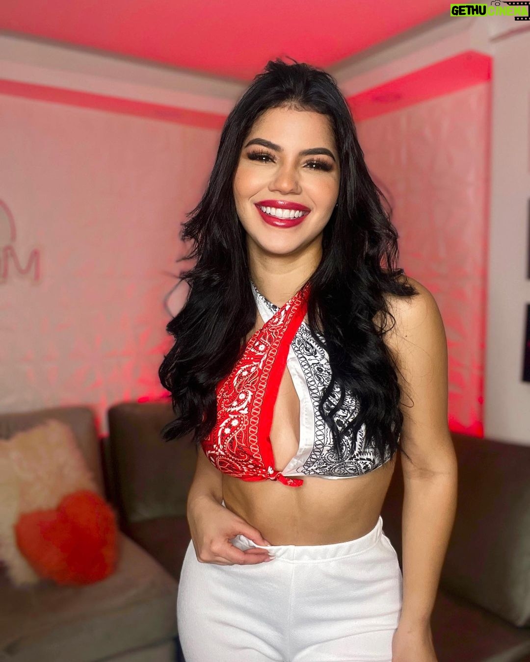Mariana Ávila - 162.6K Likes - Extraña tanto vestirme de rojo! 🥺😍 comenta tu foto favorita de las 3!
