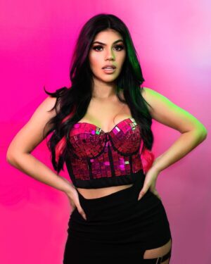 Mariana Ávila Instagram - Tu pelinegra favorita regresó👸🏻! 
📸: @yamitaventurero