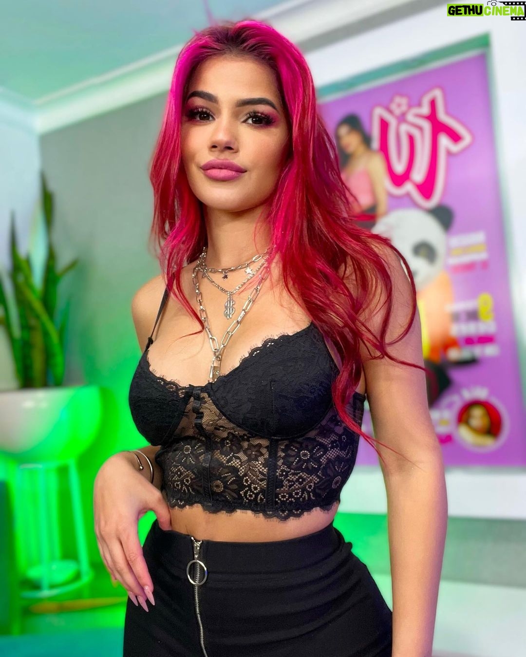 Mariana Ávila - 170.1K Likes - Holi holi 🖤