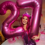 Mariana Ávila Instagram - Cómo es que estoy cumpliendo 27 si yo tengo 19? No entiendo. 🤦🏻‍♀️ jajajajaj gracias por toooooodo su amor!!!!! 😍😍😍😍😍😍😍 y tenemos nuevo video en el canal! Caracas