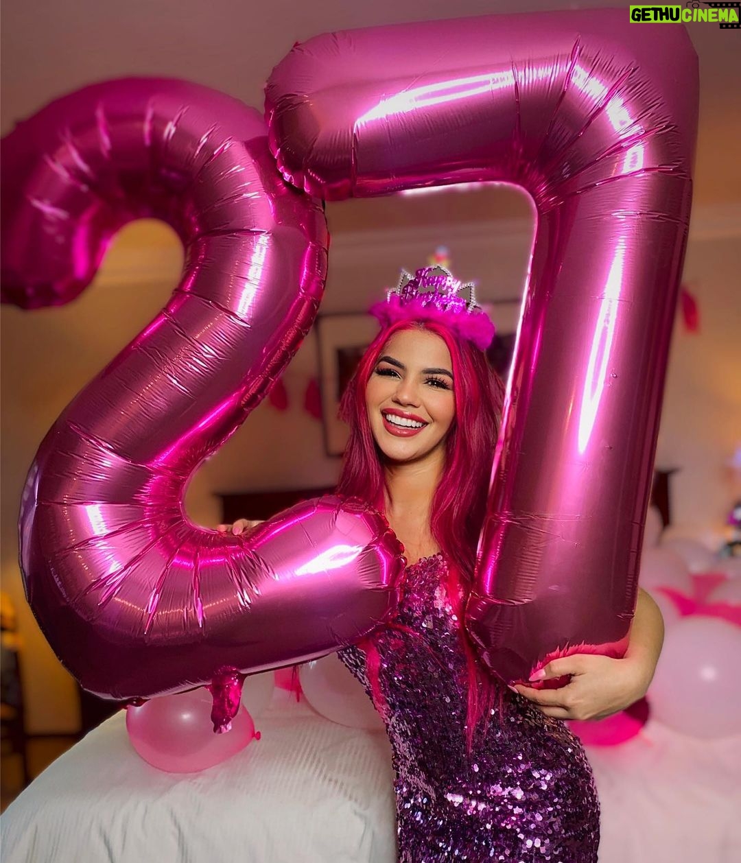 Mariana Ávila - 215.6K Likes - Cómo es que estoy cumpliendo 27 si yo tengo 19? No entiendo. 🤦🏻♀️ jajajajaj gracias por toooooodo su amor!!!!! 😍😍😍😍😍😍😍 y tenemos nuevo video en el canal!