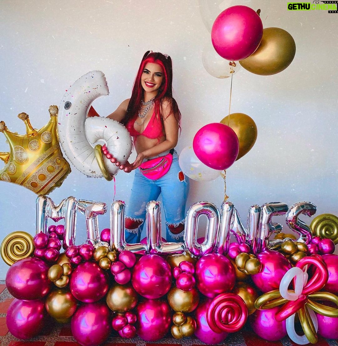 Mariana Ávila - 198.9K Likes - ¡6 MILLONES EN YOUTUBE! Los amo mucho, gracias por cada abrazo que me dan cuando los veo, por cada mensaje, cada edit, cada meme, cada recopilación de videos, cada dibujo… ustedes son los mejores del mundo! Ojalá este sea el comienzo de muchas cosas hermosas que viviremos juntos. 6M DE SONRISAS! 😍💕