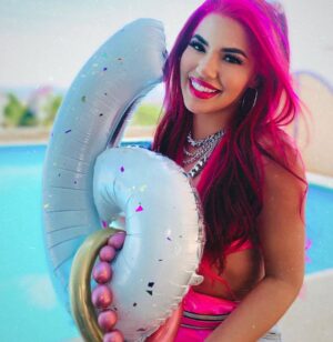 Mariana Ávila Instagram - ¡6 MILLONES EN YOUTUBE! Los amo mucho, gracias por cada abrazo que me dan cuando los veo, por cada mensaje, cada edit, cada meme, cada recopilación de videos, cada dibujo… ustedes son los mejores del mundo! Ojalá este sea el comienzo de muchas cosas hermosas que viviremos juntos. 6M DE SONRISAS! 😍💕