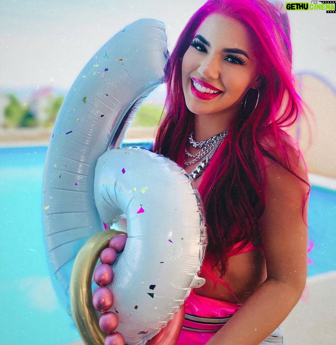Mariana Ávila - 198.9K Likes - ¡6 MILLONES EN YOUTUBE! Los amo mucho, gracias por cada abrazo que me dan cuando los veo, por cada mensaje, cada edit, cada meme, cada recopilación de videos, cada dibujo… ustedes son los mejores del mundo! Ojalá este sea el comienzo de muchas cosas hermosas que viviremos juntos. 6M DE SONRISAS! 😍💕