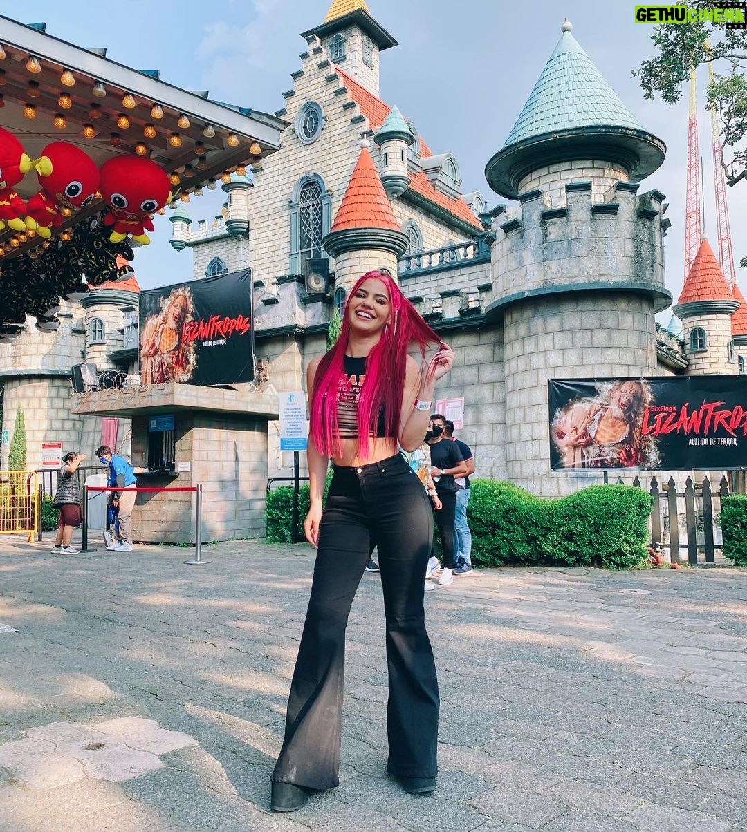 Mariana Ávila - 206.2K Likes - Me encantó pasar un día de amigos espectacular montándonos en las atracciones de Six Flag!!! Me lo habían recomendado mucho y me encantó 😭😭😭😭 quiero venir mil veces más 😭😭😍😍😍 @sixflagsmexico