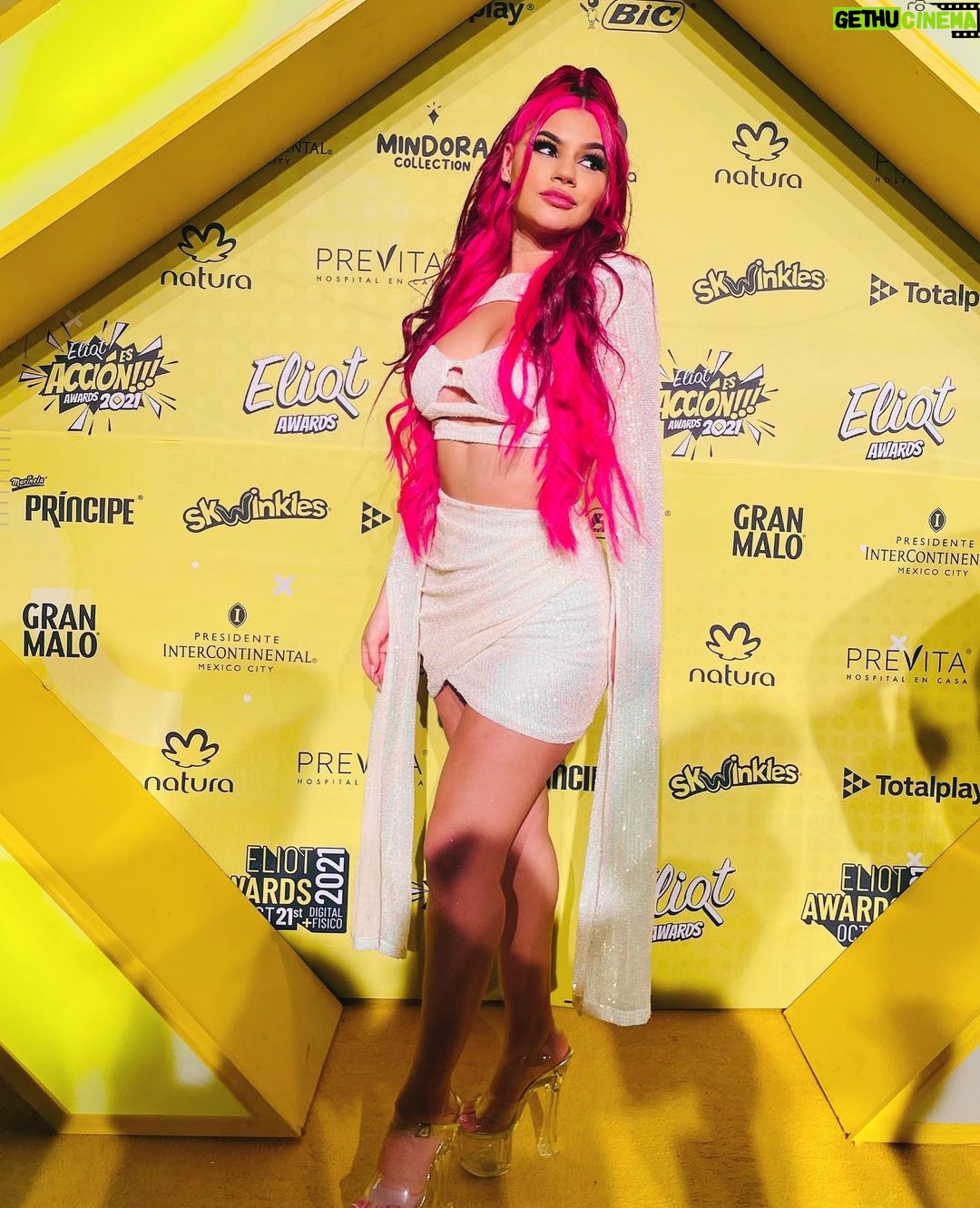 Mariana Ávila - 237.3K Likes - Diciendo presente en los Eliot Awards! @eliotmedia 💕💕
Makeup y peinado: @vicoguadarrama