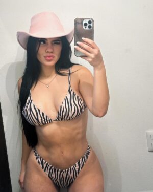 Mariana Ávila Instagram - Perdonen, les debo el ombligo ✨🥺
