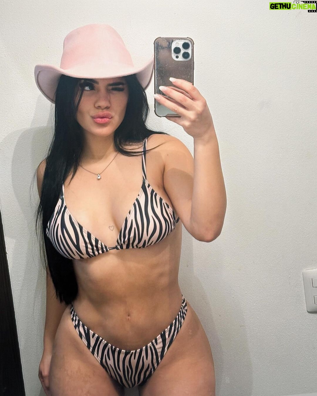 Mariana Ávila - 190.7K Likes - Perdonen, les debo el ombligo ✨🥺