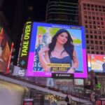 Mariana Ávila Instagram - Ganamos influencer latina del año! Gracias a todos por apoyarme, los amo muchísimo!!! Una vez más en el time square de Nueva York mi carita 🥺Gracias a @socialiteen por este premio 💕