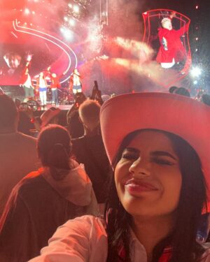 Mariana Ávila Instagram - Mi día de ayer fue maravilloso🥺 cuando estaba pequeña RBD era mi obsesión, le prometí a Marianita algún día verlos cantando frente a mí. Gracias @rbd_musica por revivir esto 💕