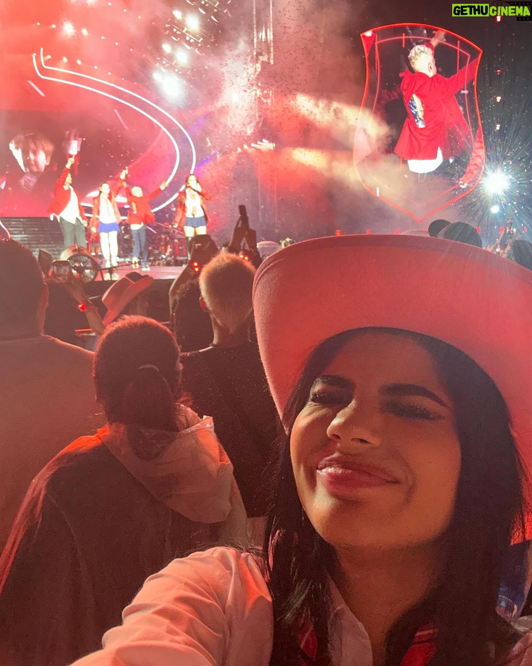 Mariana Ávila - 287.7K Likes - Mi día de ayer fue maravilloso🥺 cuando estaba pequeña RBD era mi obsesión, le prometí a Marianita algún día verlos cantando frente a mí. Gracias @rbd_musica por revivir esto 💕