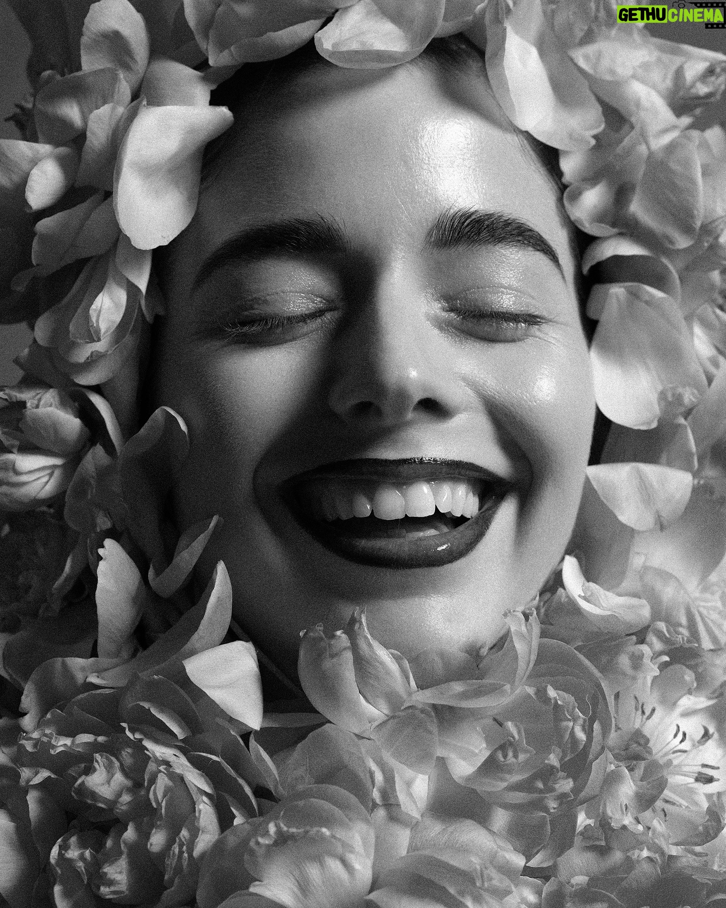 Mariana Di Girolamo Instagram - J A R 🥀D Í N 🥀R O 🥀J O es el nombre de la editorial que hicimos con este equipo artístico maravilla para @galiocl Aquí les dejo una con sonrisa de día lunes y sabor a fin de año. Fotografía @valentinacorralsilva Diseño floral @camilaespinosa_flores Dirección de Arte y Estilismo @valentinacorralsilva Makeup @lydiasabet Realización fondo @artecientoonce Producción @tulioturina Agradecimientos vestuario: @fessiazapatos @arteagastudio @krishna_aguila Agradecimiento especial @claramunt_studios