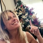 Mariana Fabbiani Instagram - En la víspera de Navidad, quiero mandarles un pedacito de mi ❤️ Estamos viviendo tiempos difíciles, pero en estos momentos es donde más necesitamos aferrarnos a lo que realmente importa: la unión, la paz y el amor en todas sus formas. Que esta Navidad sea un recordatorio de que el verdadero tesoro está en las pequeñas cosas, en los gestos cotidianos de ternura. Les deseo que pasen una hermosa Nochebuena y que puedan abrazar lo que nos une 💫
