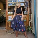 Mariana Fabbiani Instagram - Llegó el otoño pero me aferro a las flores con este look divino de @cloetas 🌸🍁 ¡El vuelo de la falda da para jugar a ser Marilyn Monroe! 🙂‍↔️🙂‍↔️🙂‍↔️