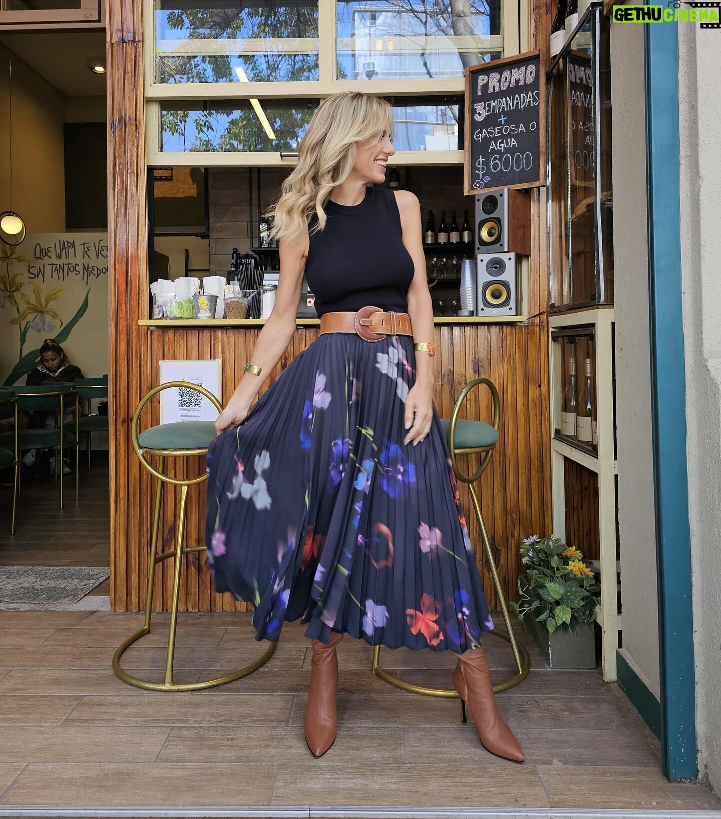 Mariana Fabbiani Instagram - Llegó el otoño pero me aferro a las flores con este look divino de @cloetas 🌸🍁 ¡El vuelo de la falda da para jugar a ser Marilyn Monroe! 🙂↔️🙂↔️🙂↔️