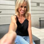 Mariana Fabbiani Instagram - Finde largo ☀️ y les muestro esta musculosa recién llegada a @senzanome.ok ok es ideal para estos días de calor! ¿Qué color les gusta más? 🤍🖤