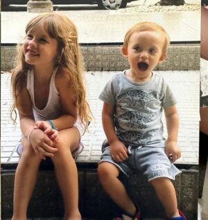 Mariana Fabbiani Instagram - Despertarme hoy con el abrazo de mis hijos fue como encapsular la felicidad en un instante. Me escribieron dos cartas que me hicieron llorar de emoción y me hicieron sentir que sin dudas, hice algo muy bueno en la vida 🥰 
En este día de las madres las abrazo a todas, las biológicas y las que maternan todos los días a quien lo necesita. Nosotras sabemos de qué se trata. Es la tarea más hermosa y a veces, la más sacrificada también. Verlos felices es literalmente nuestra felicidad, otra dimensión del amor. Si hoy te tocó extrañarla cerrá los ojos y sentila. Nunca se van ❤️
Feliz día a todas!!! 🤗