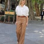 Mariana Fabbiani Instagram - ¡Imposible equivocarse con una camisa blanca! Siempre elegante y atemporal, me gusta usarla abierta en el cuello para sumar frescura. Es una prenda para todos los géneros que vivirá por siempre 🩷 . . @prussia_moda @rickysarkany @natcecchinato . . Mi team 🩶 @conradoereyra @natipelizzari_estudio @mechugaray @paodblanco