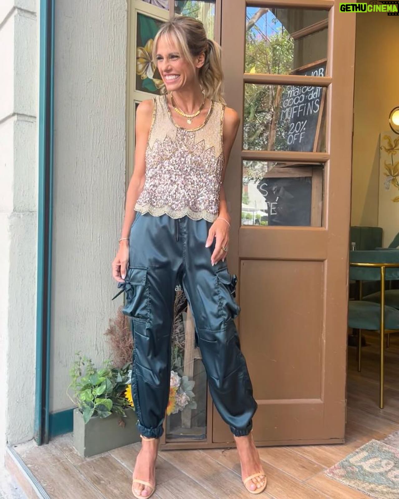 Mariana Fabbiani Instagram - “Qué wapa te ves sin tantos miedos” Frase que vi y me encantó en @wapacafe ¿De qué miedos te gustaría desprenderte? Mi total look es de @rapsodiaoficial . . Y Mi team de siempre🤍 @conradoereyra @natipelizzari_estudio @paodblanco @vic_v88